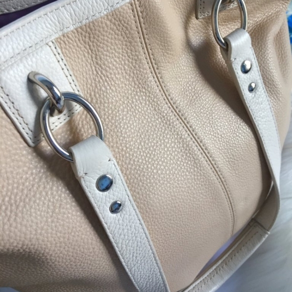 COACH | CARRYALL SHOULDER PEBBLED LEATHER TOTE - Picture 2 of 8
